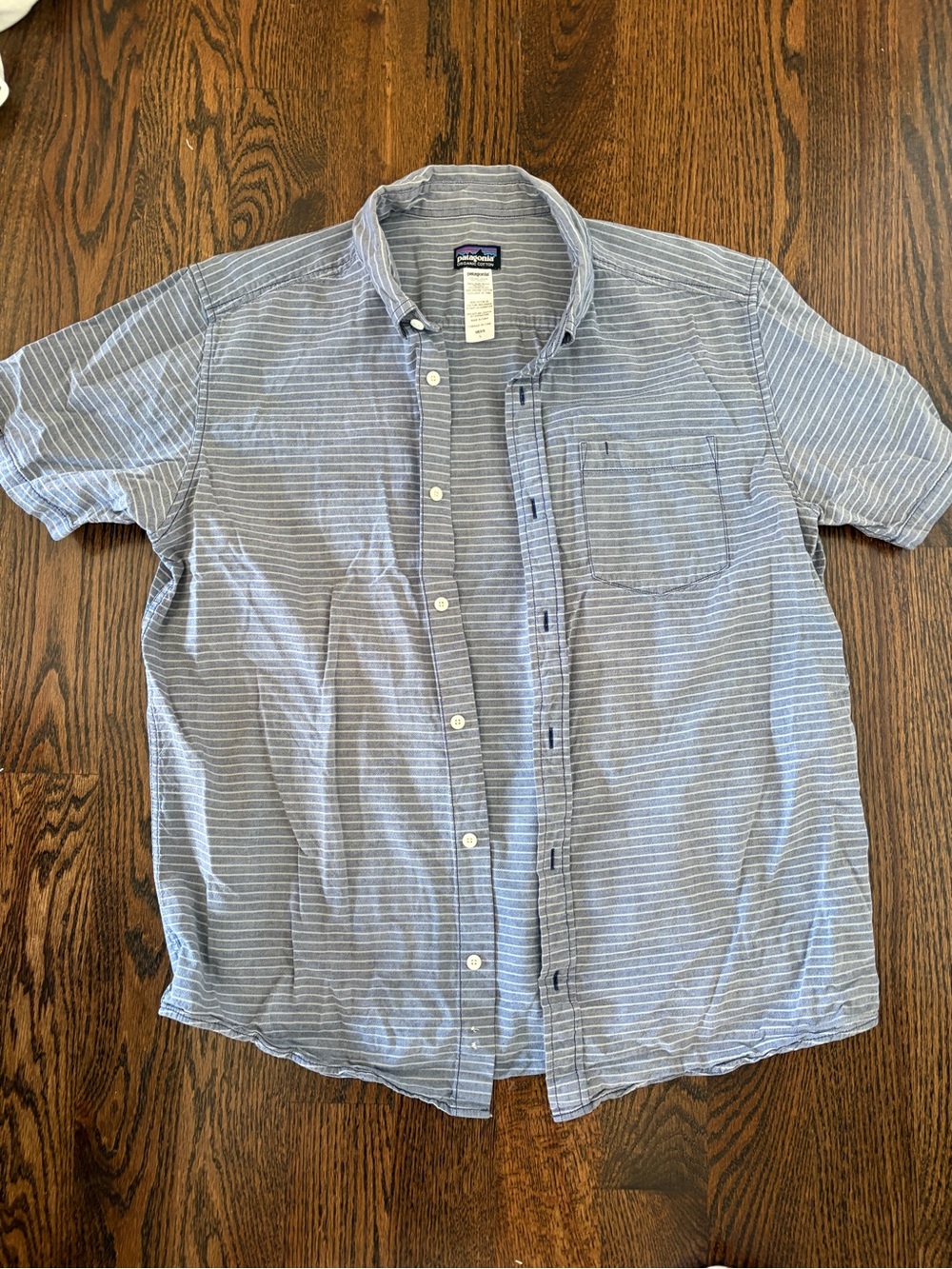 Organic cotton Patagonia men’s short sleeve button up. Gray white stripe sz L